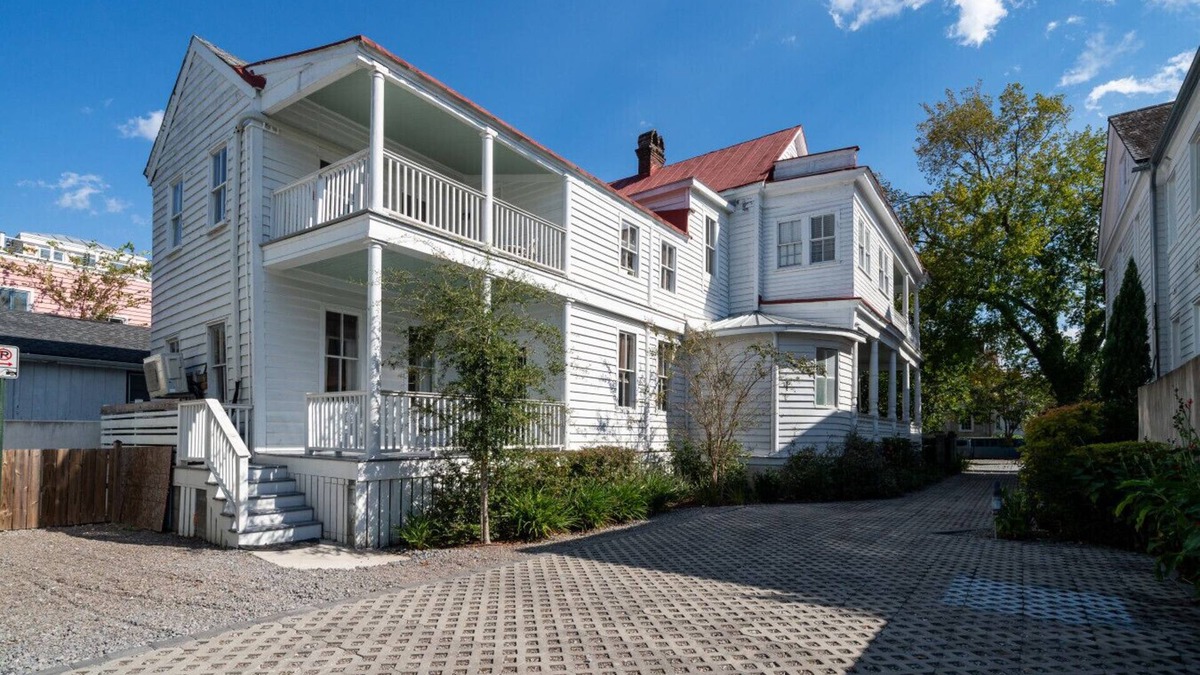 Cannonborough Elliotborough House | Charming Charleston Getaway