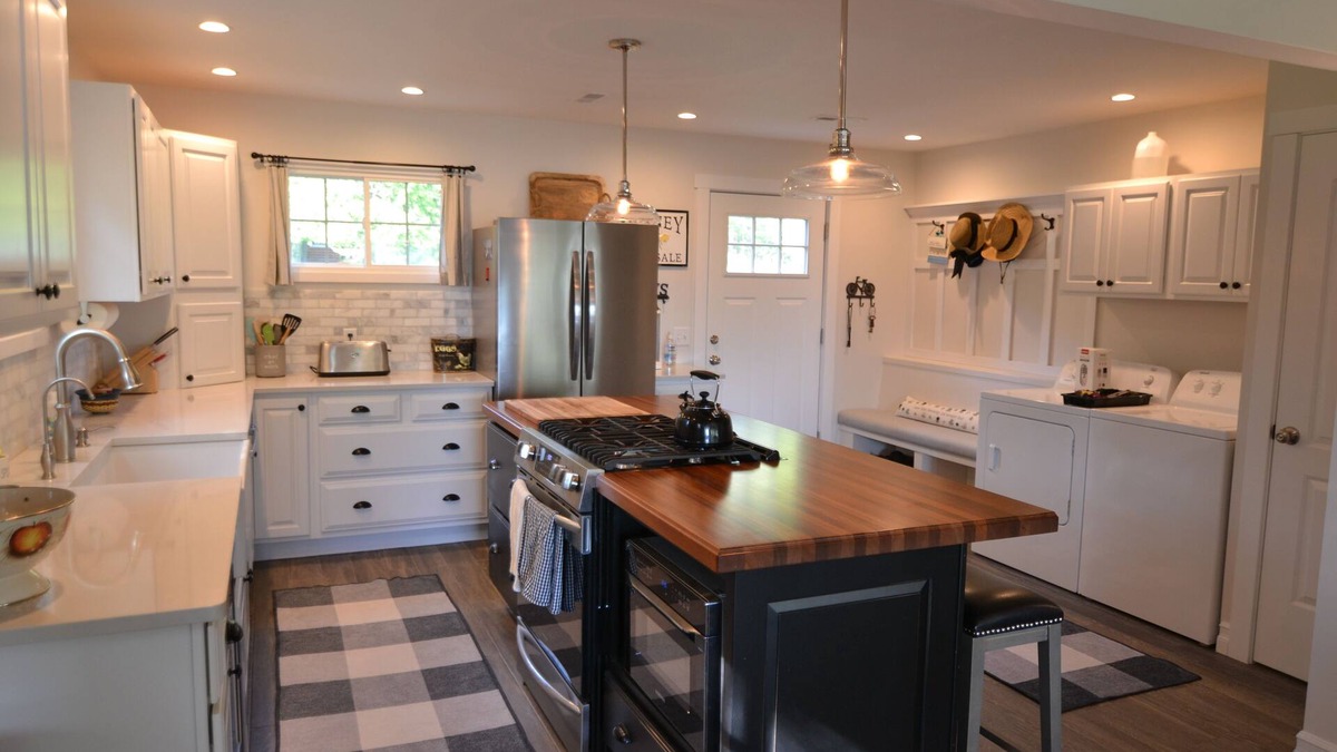 Charlevoix Cottage | Charming Charlevoix Cottage with Modern Upgrades - Short walk to Township Beach