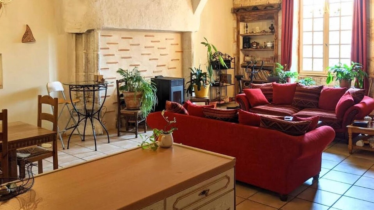 Capdrot House | Charming Cilla overlooking Medieval Plaza
