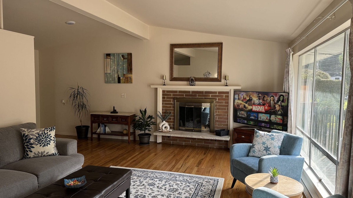 Lake Hills House | Charming City Home with Professional WFH Setup & AC