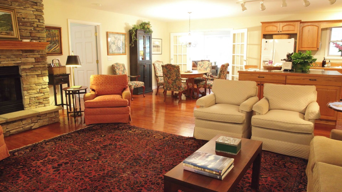 Horse Shoe House | Charming, Clean & Comfortable 2-bedroom home in scenic Mills River!