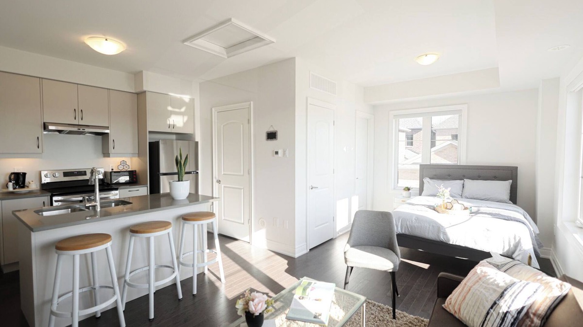 Markham Apartment | 🌟 Charming Coach House with Stunning Pond Views in Markham 🌅 🌊