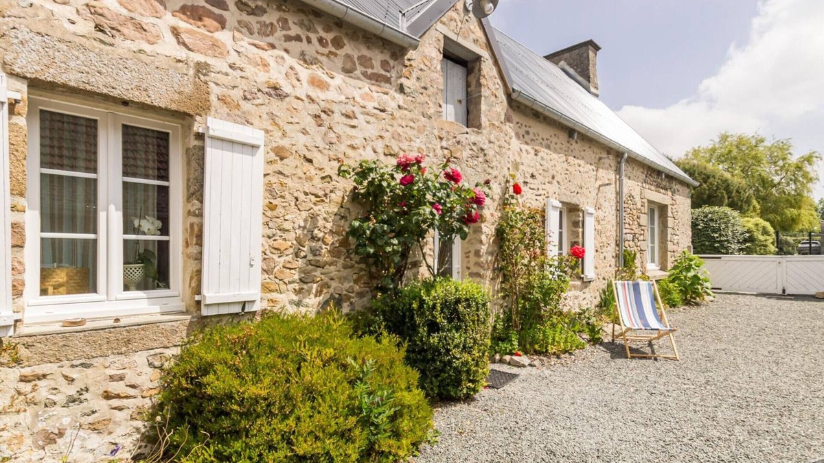 Gouville-sur-Mer Cottage | Charming Coastal Cottage with Private Garden, Close to Beach, Free Bikes, and All Amenities Included