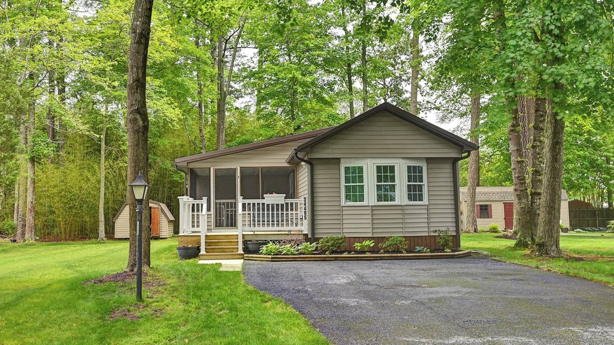 Frankford House | Charming Coastal Cottage – 2BD Home just 10 Mins to Bethany Beach, Free WiFi, Bikes, Quiet Neighborhood!