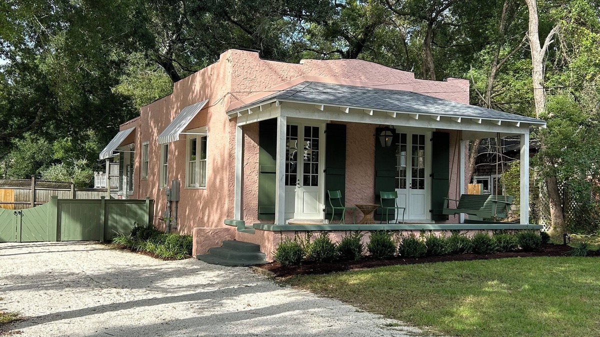 Fairhope Cottage | Charming Coastal Cottage in Fairhope, steps away from Mobile Bay