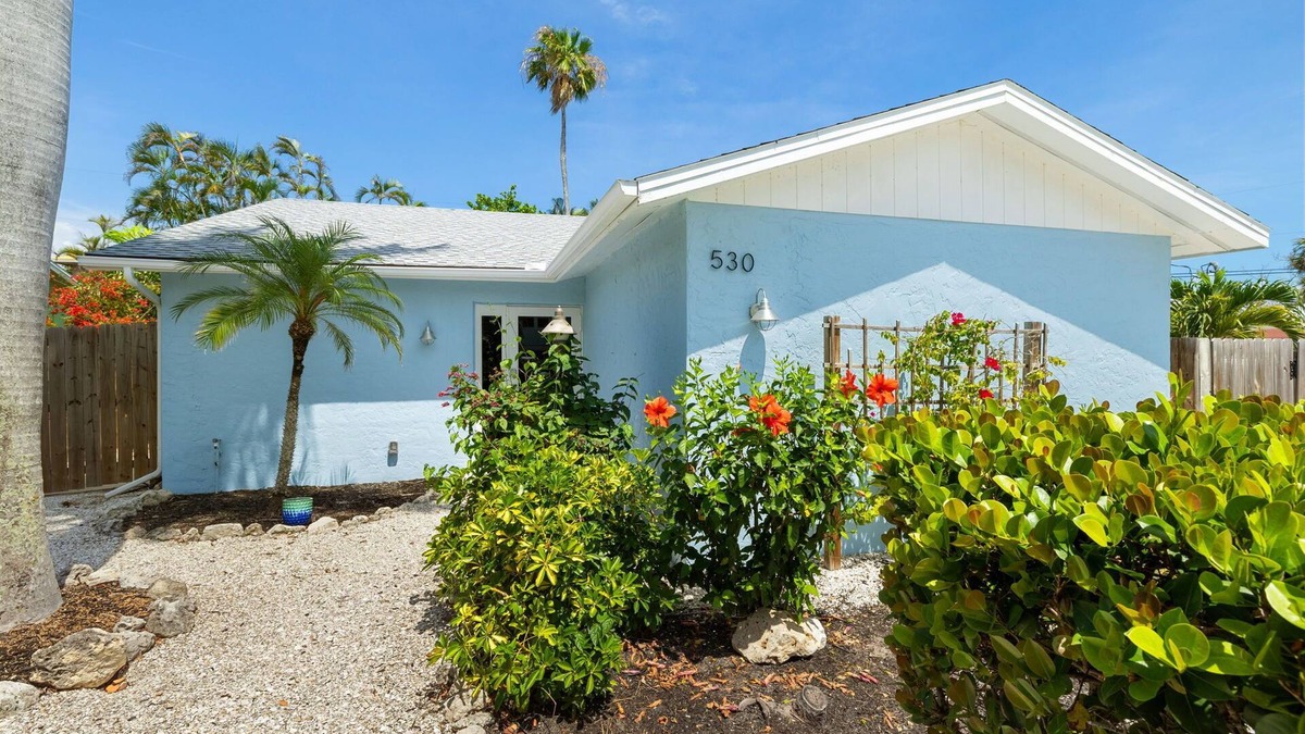 Sanibel House | Charming coastal home biking distance to the beach!