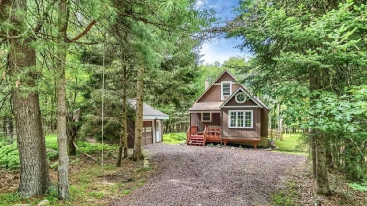 Mount Pocahontas Cottage | Charming Colville Cottage with King Bed/Deck/Pet Friendly!