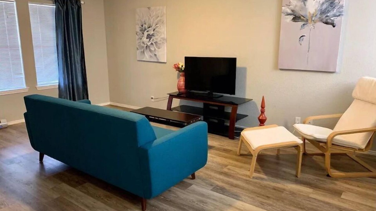Hutto House | Charming Comfortable Home 30 min of Austin