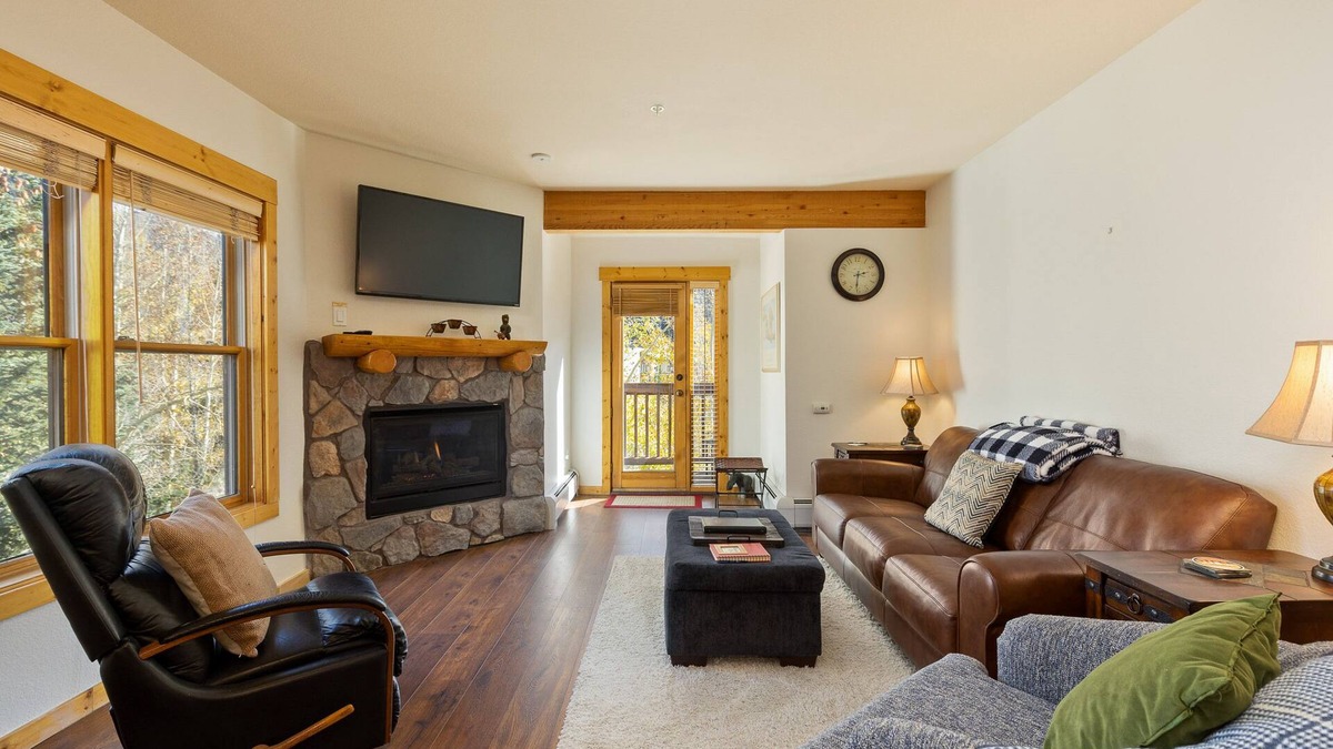 Mountain House Condo | Charming Condo w/Incredible Views/Walk to the Slopes/Access to Shared Hot Tubs