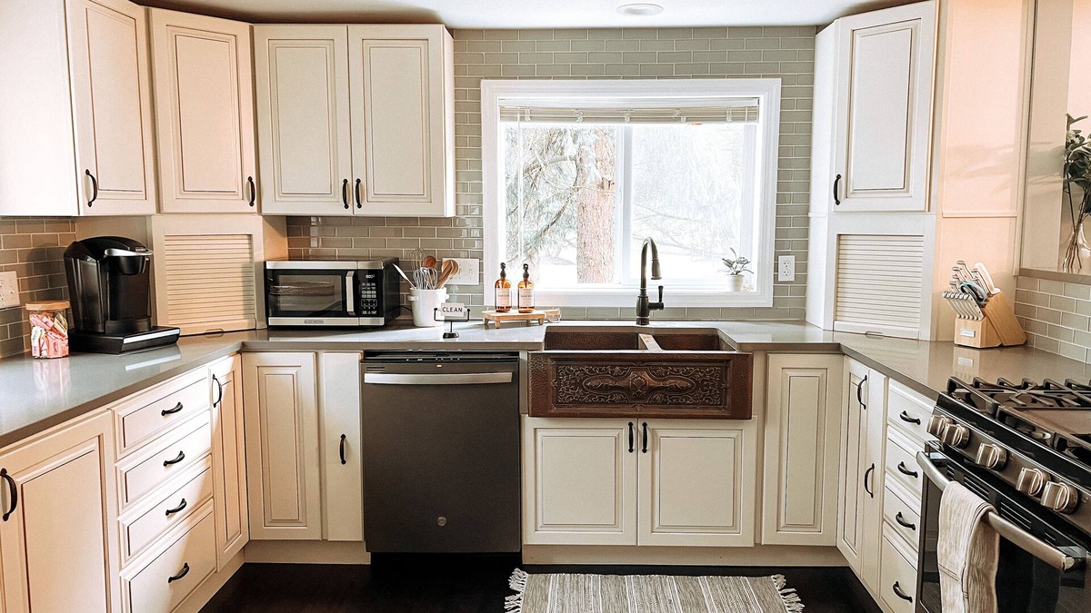 Big Flats Airport House | Charming & Convenient Home WITH HOT TUB