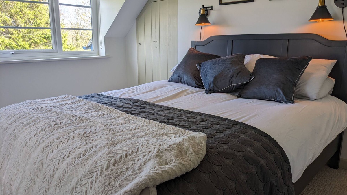 Corfe Castle Village Cottage | Charming Corfe Castle Escape with Steam Train Views