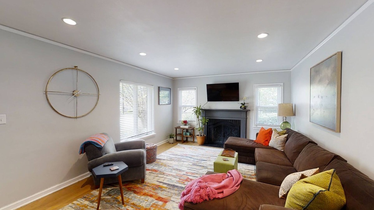 Tulsa House | Charming corner. 1 block from Tulsa Expo! Big yard w/deck.