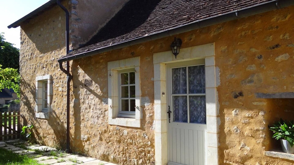 Asnieres sur Vegre Cottage | Charming Cottage in Historic Asnières-sur-Vègre with Modern Amenities