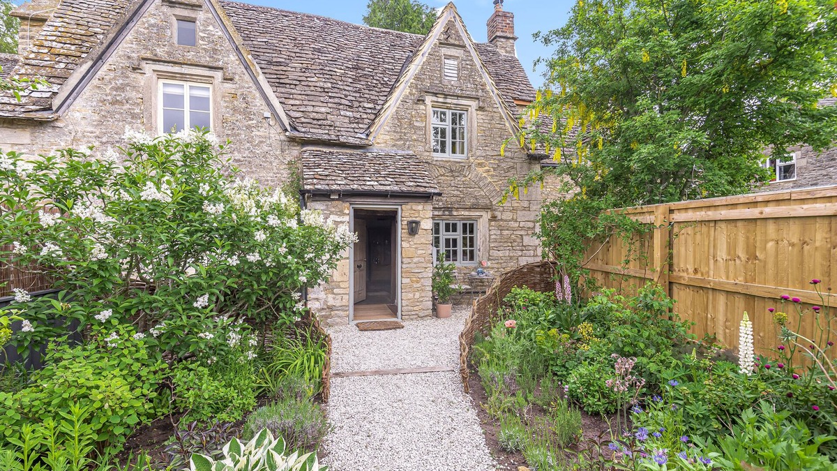 Ampney Crucis Cottage | Charming Cotswold Country Cottage & Garden