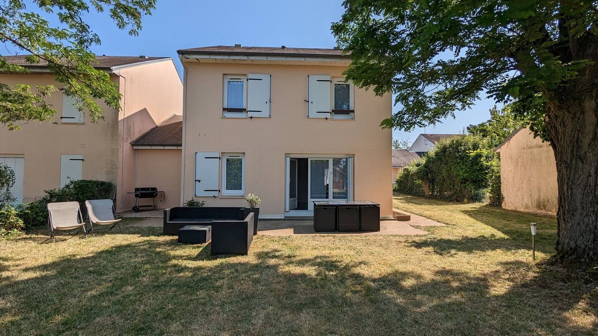 Ouzouer-sur-Loire Cottage | Charming Cottage in Ouzouer-sur-Loire: 4BR, Garden, Near Loire & Forest