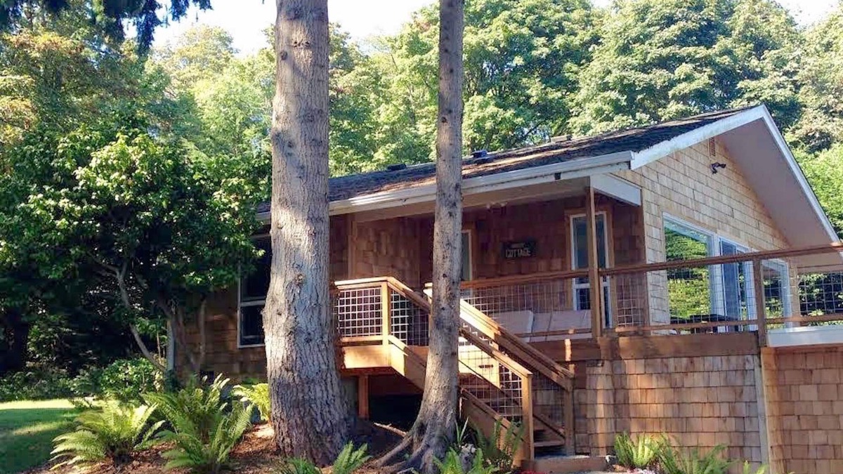 Bainbridge Island Cottage | Charming Cottage With A Grand View Overlooking Puget Sound And Cascade Mountains