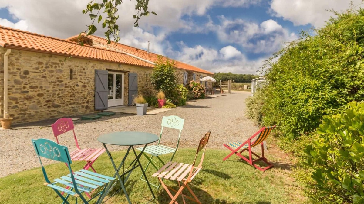Port-Saint-Pere Cottage | "Charming Cottage with Private Garden, Jacuzzi, and Bikes – Near Nantes & Beach"