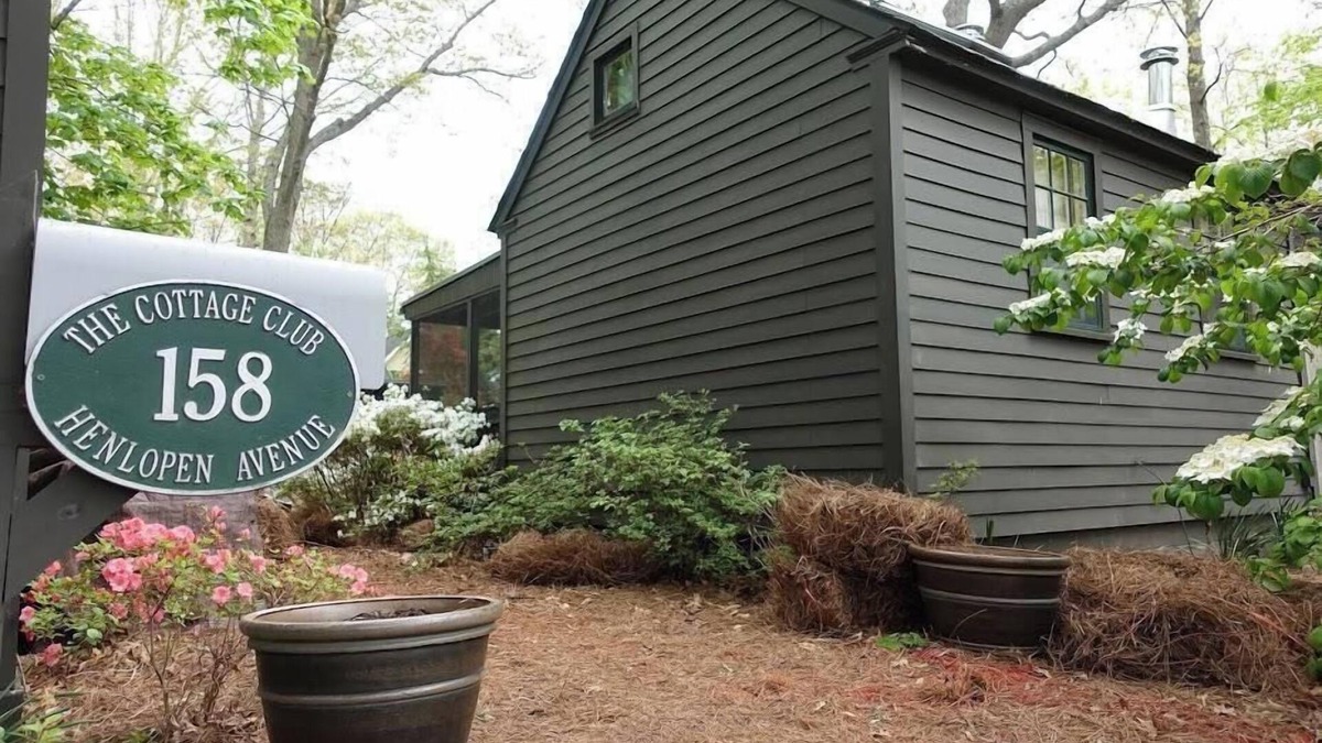 The Pines Cottage | Charming Cottage Club, Steps to Beach & Shops, Private Porch & Loft Bedroom!