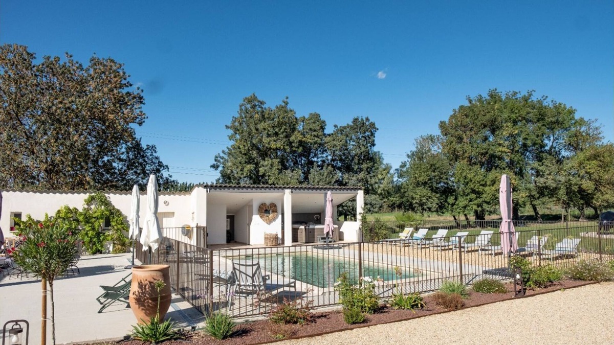 Eygalieres Other | Charming cottage 2/4 people in a quiet area with outdoor swimming pool and spa