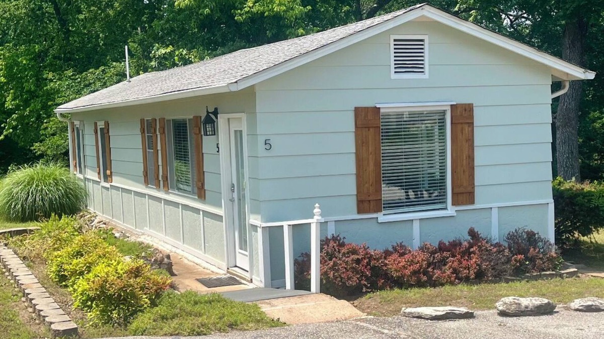 Grove Resort | Charming Cottage #5 with Lake View & Hot Tub - Sleeps 4 - minutes from boat ramp