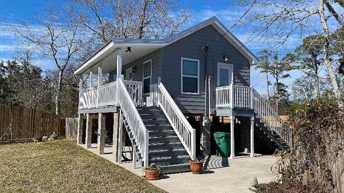 Mandeville Cottage | Charming cottage a block from the Lakefront. Walk to restaurants and shopping.