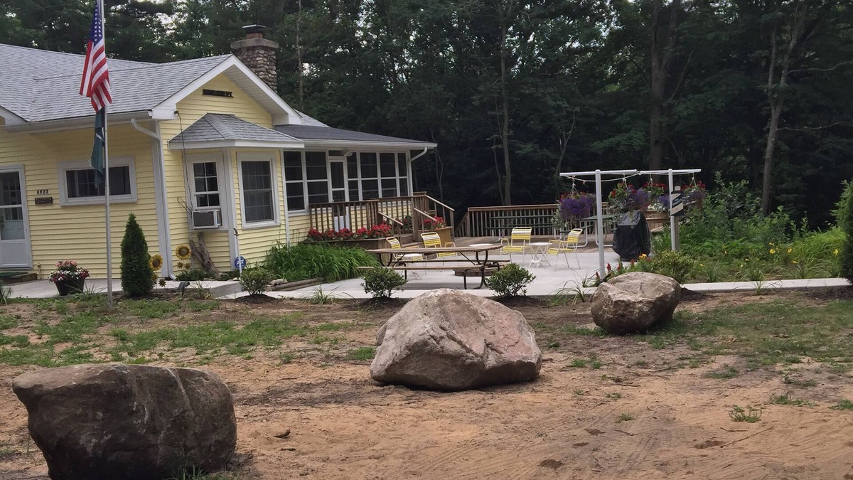 Shelby Cottage | Charming Cottage at Stony Lake just one block from Lake Michigan & Stony Beaches
