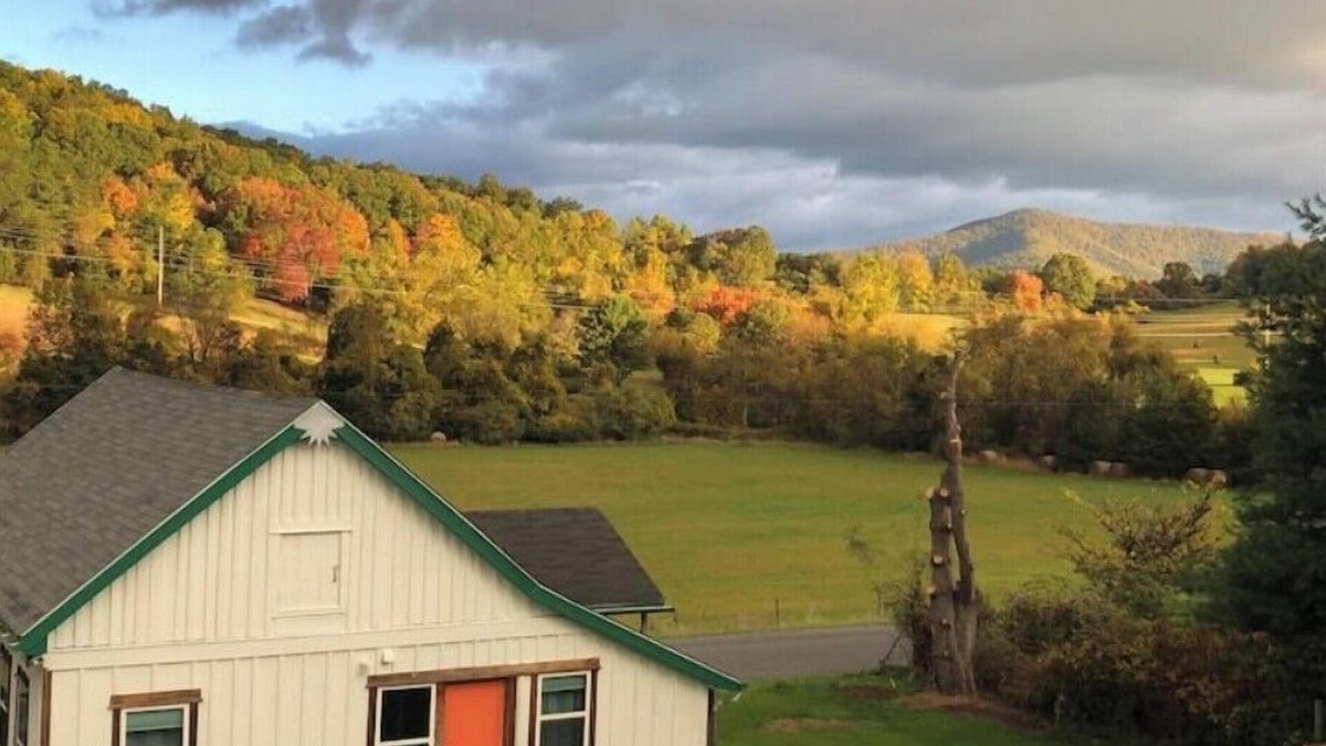 Luray House | Charming cottage at the foot hills of the Shenandoah National Park