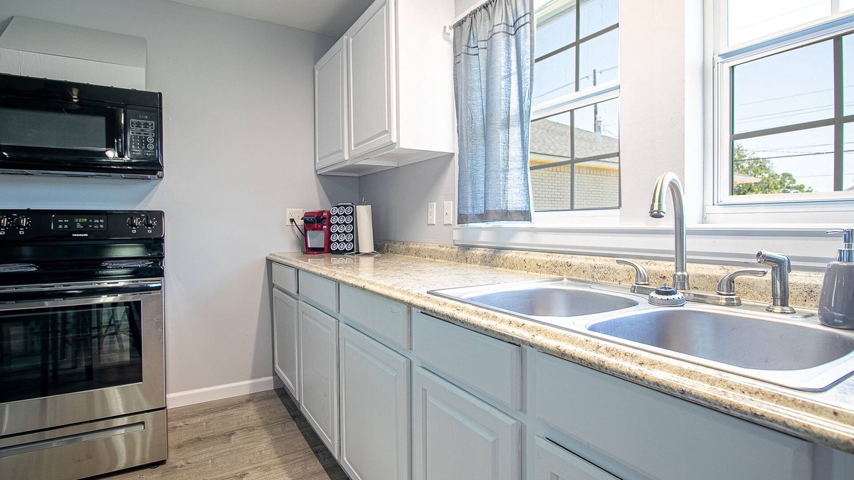 East Biloxi Cottage | Charming Cottage blocks from the Beach & Casinos