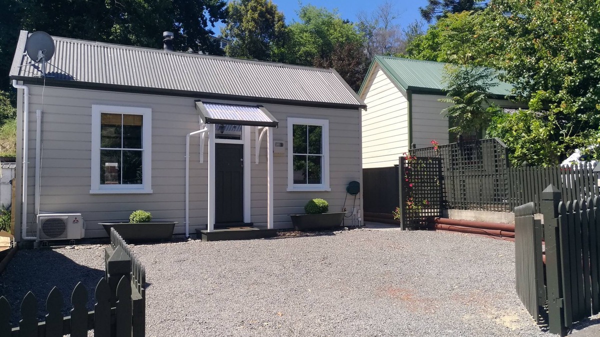 Bluff Hill Cottage | Charming cottage central to all beautiful Napier has to offer. Pet Friendly 😀