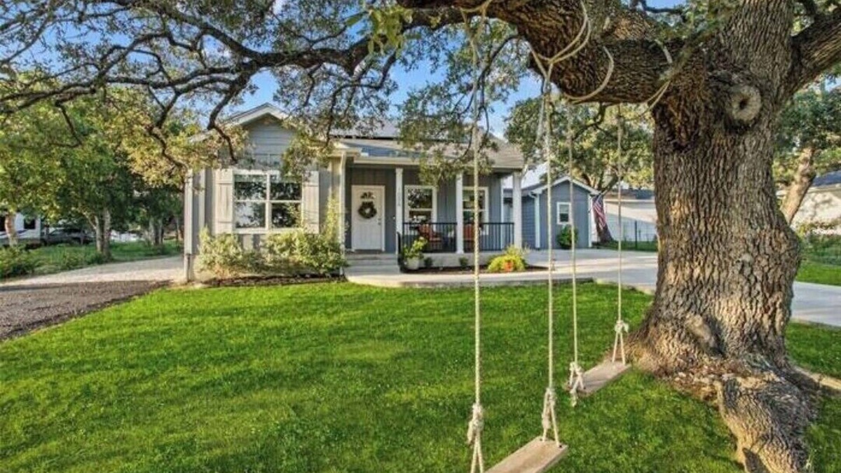 Blanco House | Charming cottage centrally located in the heart of Blanco Texas.