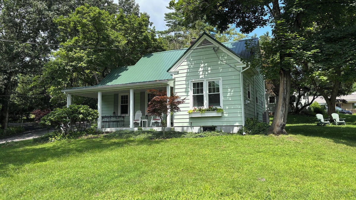 Huntingdon Cottage | Charming cottage close to Juniata College overlooking historic Huntingdon