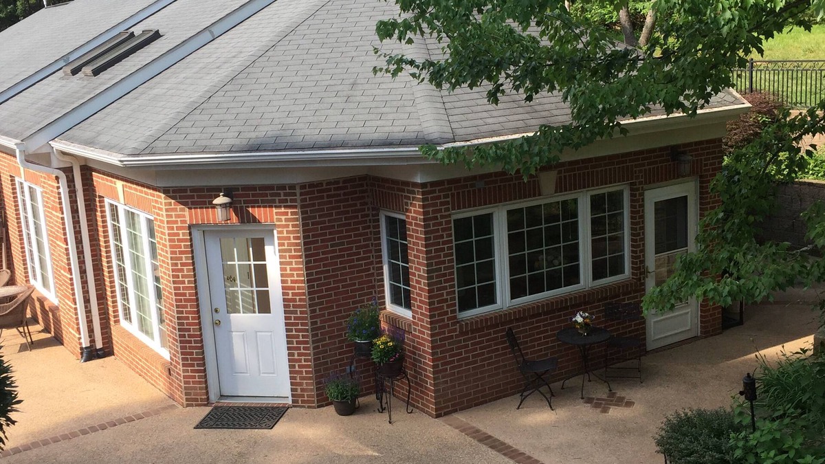 Blue Ridge Cottage | Charming Cottage convenient to Leesburg. Wineries, Hiking and more.