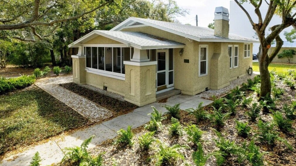 Laurel Park House | Charming Cottage DOWNTOWN SARASOTA. MINUTES FROM SIESTA KEY!