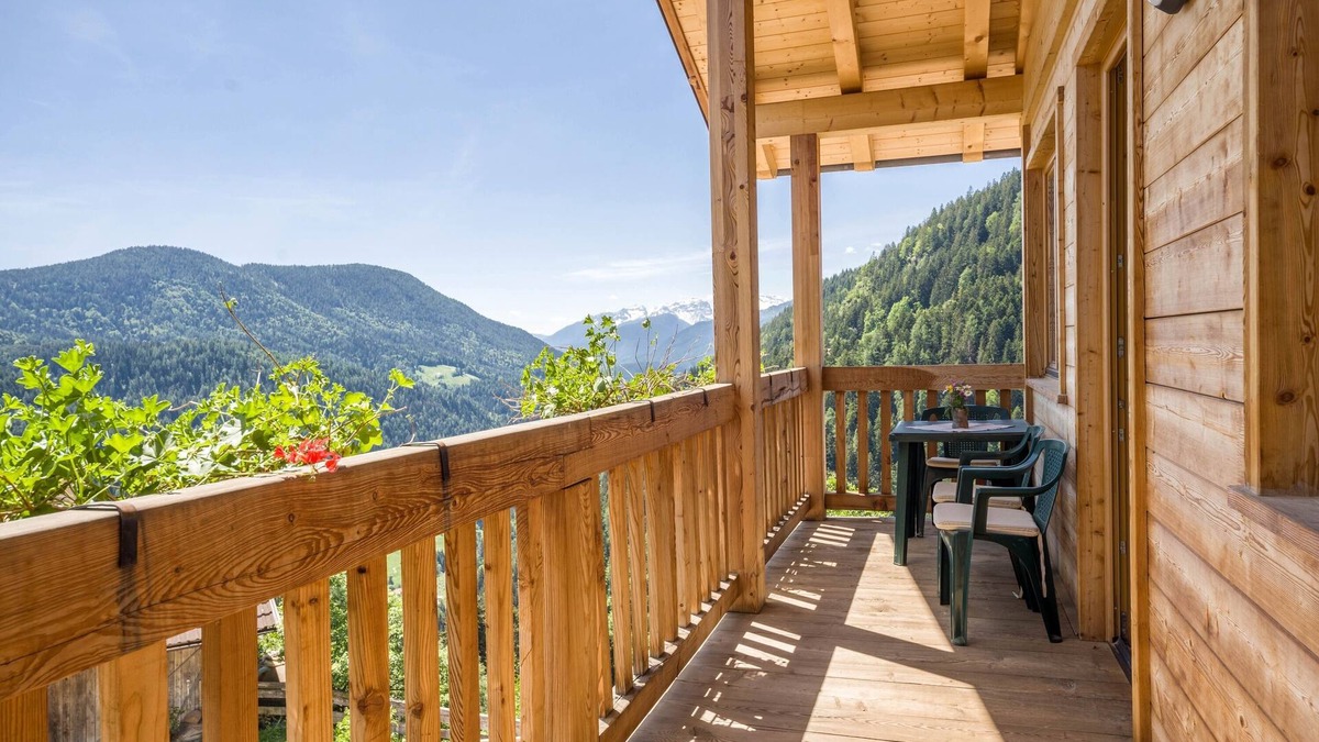 Lauregno House | Charming Cottage Eckgenn with Wi-Fi, Mountain View, Garden & Terrace