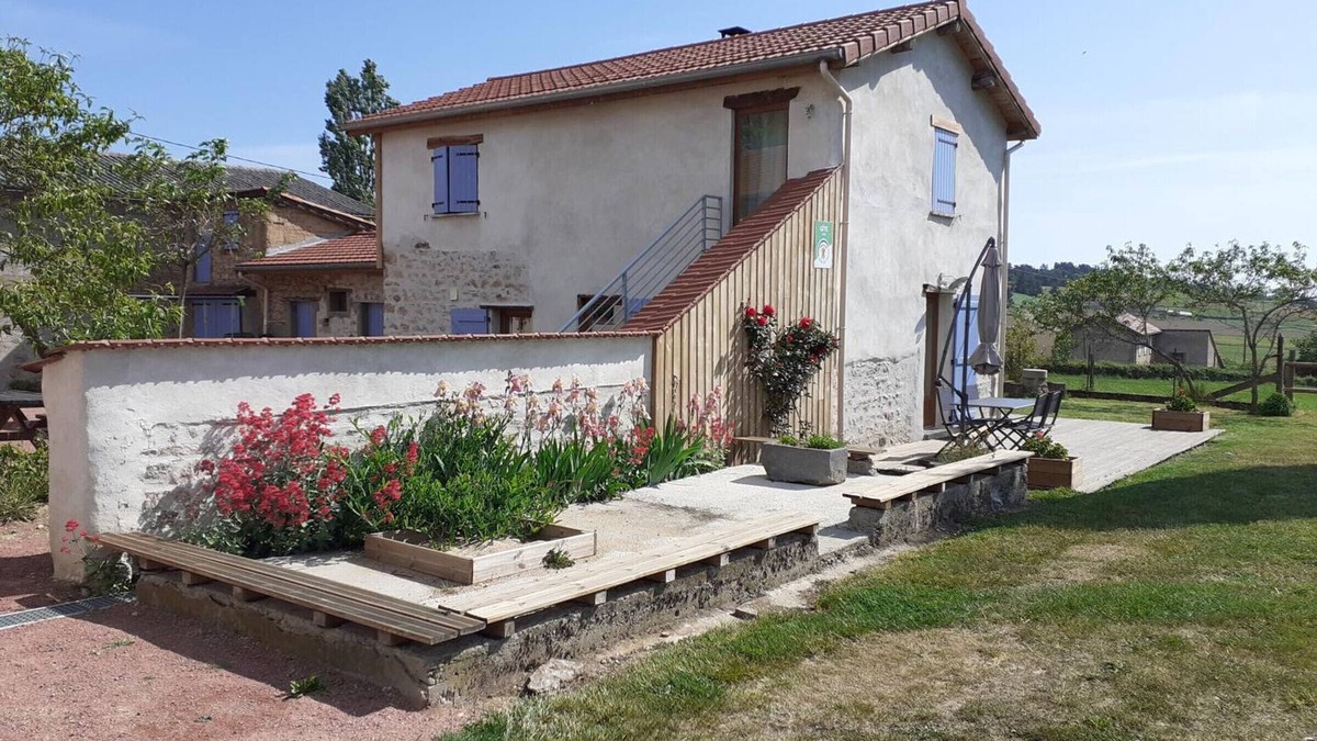 Dance Cottage | Charming Cottage with Modern Amenities, High-Speed Internet, and Scenic Trails nearby in Vézelin-sur-Loire