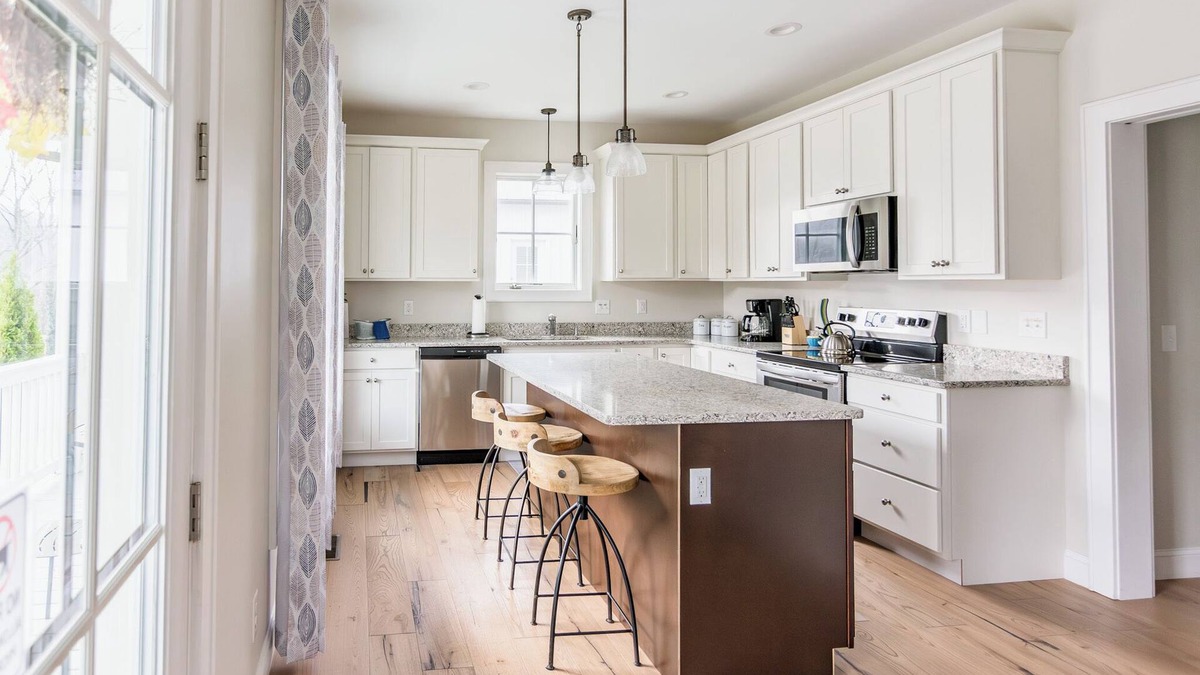 Warm Springs House | Charming Cottage Getaway, just Steps to the Warm Springs Pools!