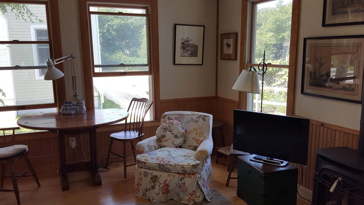 South Dartmouth House | Charming Cottage Getaway in Beachfront Community