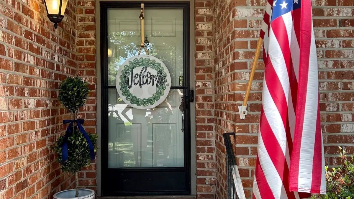 Anderson House | Charming Cottage House in amazing location! Sleeps 8!