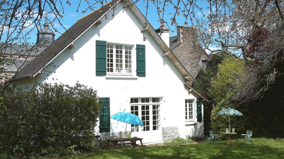 Plenee-Jugon Cottage | Charming Cottage in the centre of a village with a Large Secluded Garden
