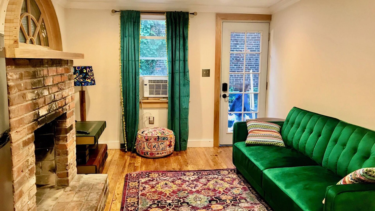 Washington Square West Cottage | Charming cottage in Ave of the Arts -Center City