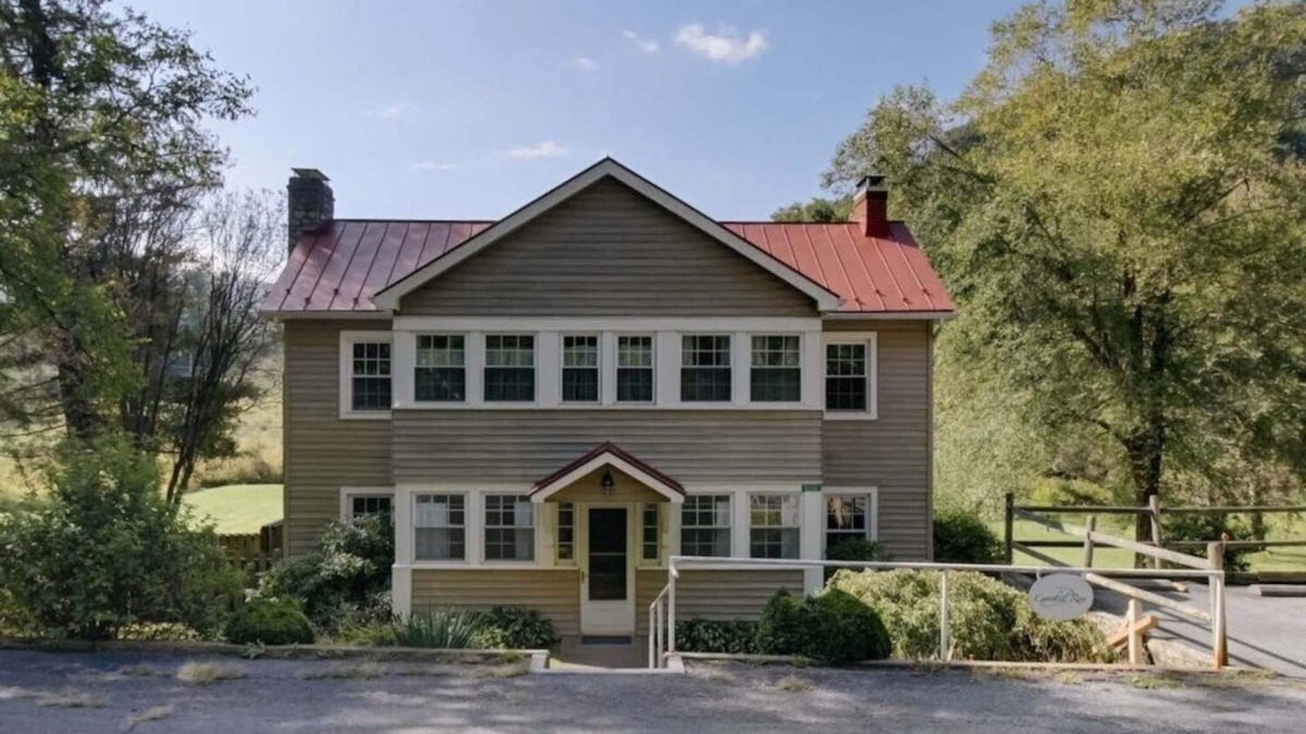 Warm Springs House | Charming Cottage in the Village of Warm Springs with Warm Thermal Spring