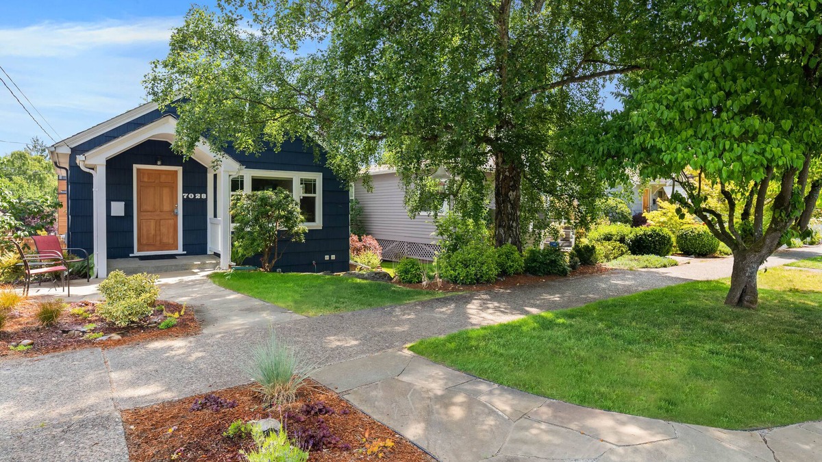 Seattle Cottage | Charming cottage in amazing Seattle neighborhood - only 15 minutes to downtown