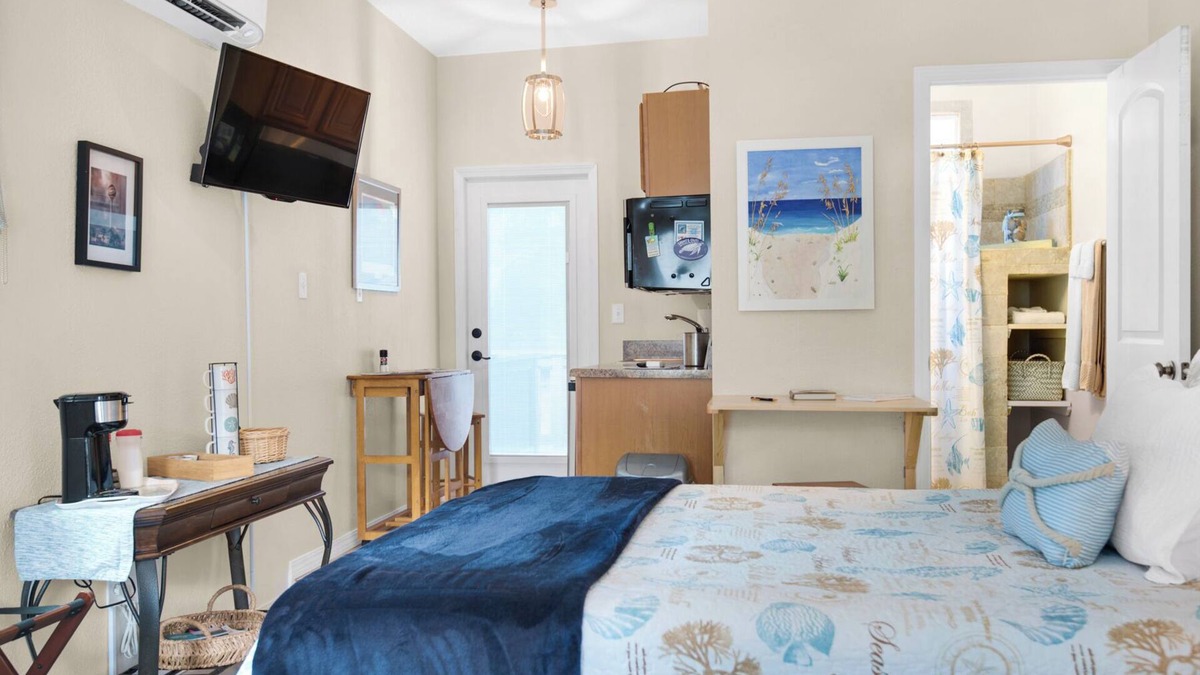 East Pensacola Heights Cottage | Charming cottage in fabulous Pensacola just steps from the water with water view