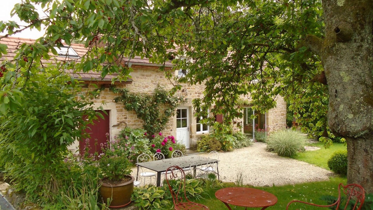 Fayl-Billot Cottage | Charming Cottage in Tranquil Village with Lush Gardens