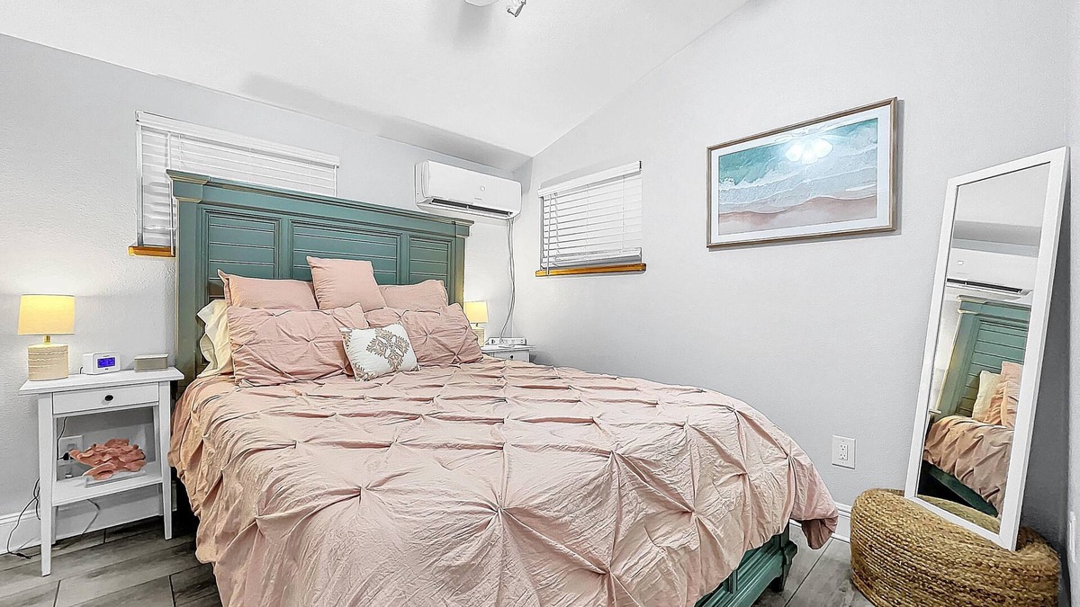Odessa Cottage | Charming cottage in old Florida Odessa lake community with AC, WiFi, kayak