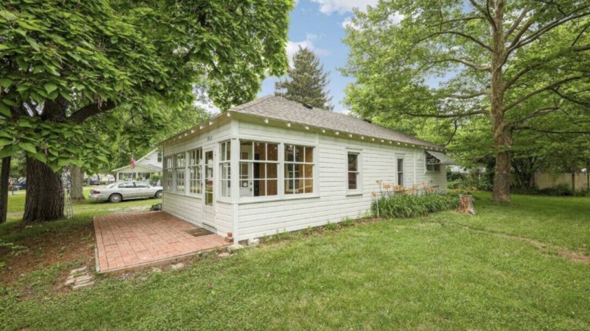Pinckney Cottage | Charming Cottage in the heart of Portage Lake