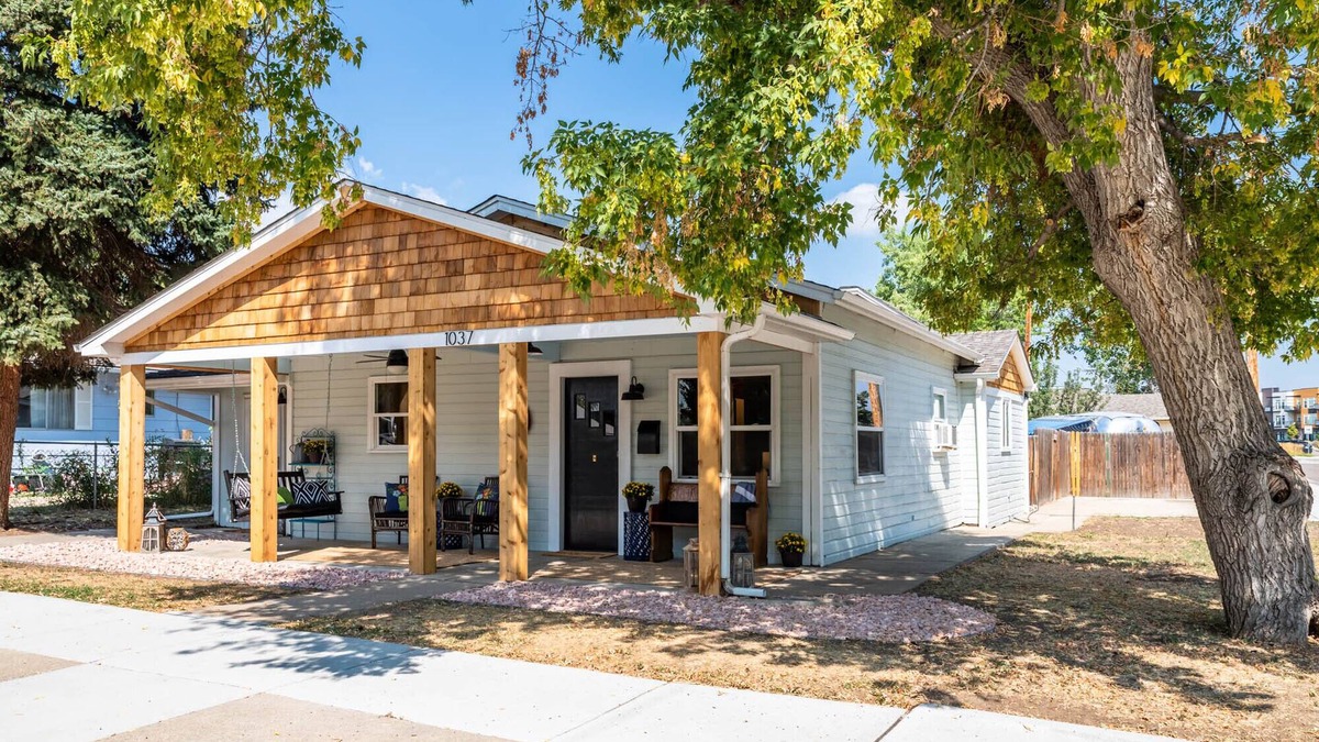 Louisville House | Charming cottage located in historic downtown Louisville.