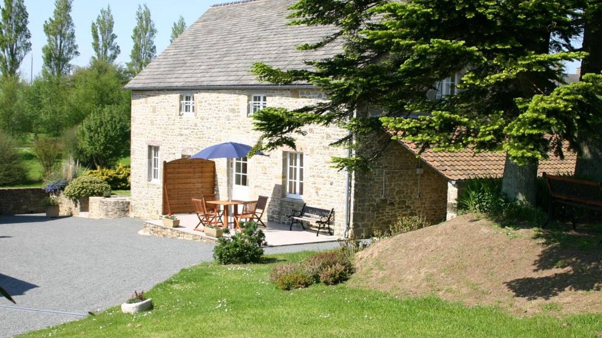 Clitourps Cottage | Charming Cottage Near Scenic Ports - Wifi, Garden, BBQ, Parking, Cozy Interior