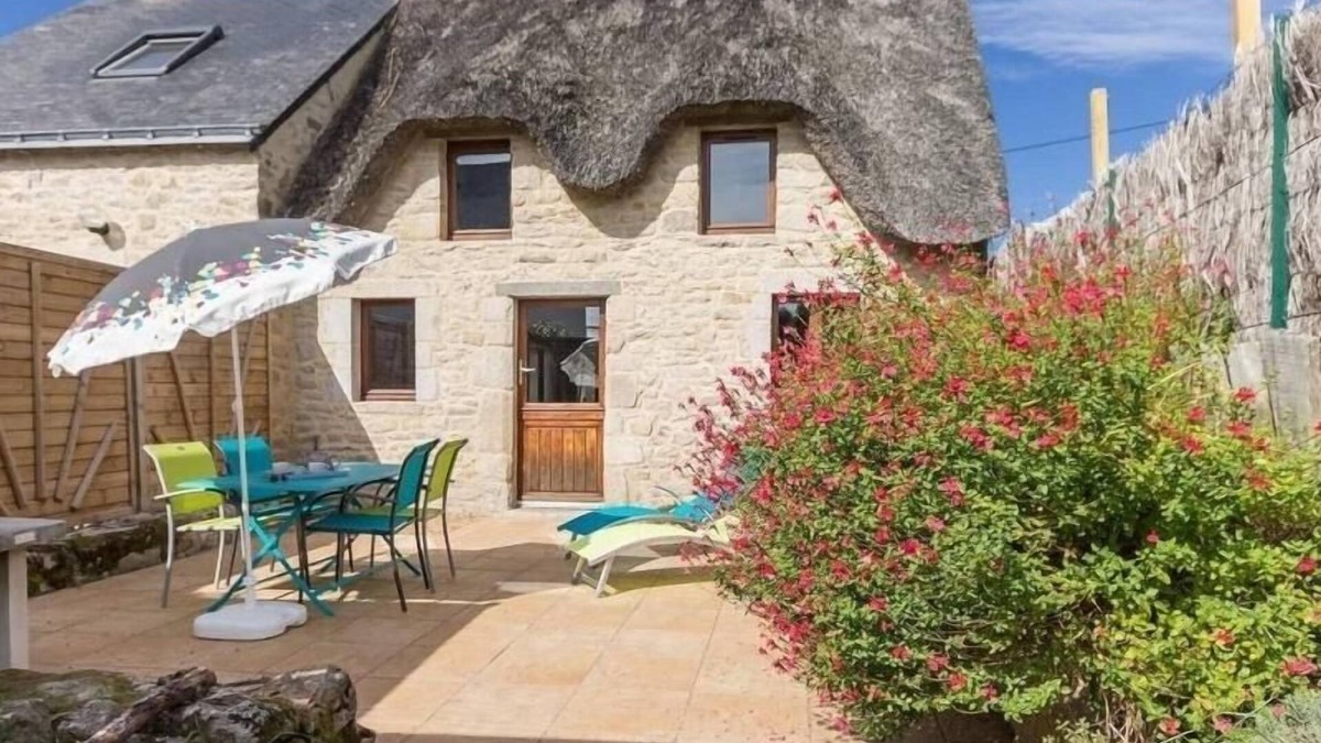 Clis Cottage | Charming Cottage Near Salt Marshes & Guérande Walls with Enclosed Garden and Terrace