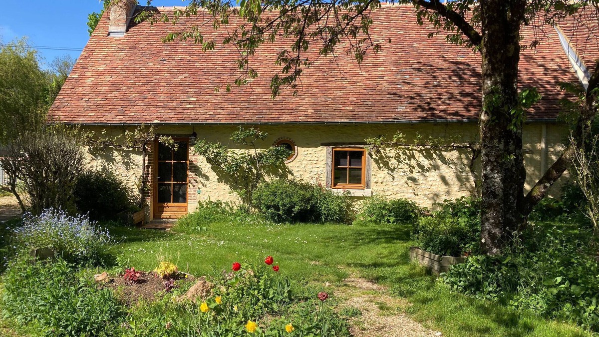 Parassy Cottage | Charming Cottage Near Vineyards & GR31 Trail - Peaceful Retreat with Modern Amenities